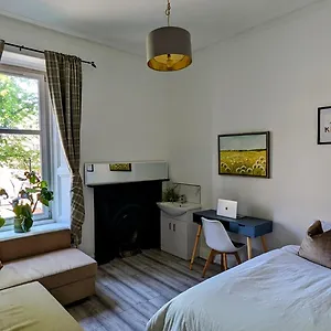 Homestay Friends Family Center, Edinburgh