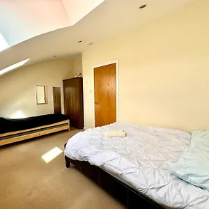 Apartment Arthurs Penthouse - Central Leith Walk 2-storey - Free Parking & Fast Wifi, Edinburgh