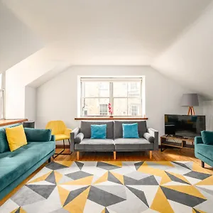 Holiday home Bright - - Sleeps 10, Edinburgh
